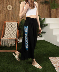 Pantaloni negri cu broderie albastra