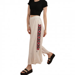 Pantaloni albi cu broderie rosie