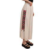 Pantaloni albi cu broderie rosie