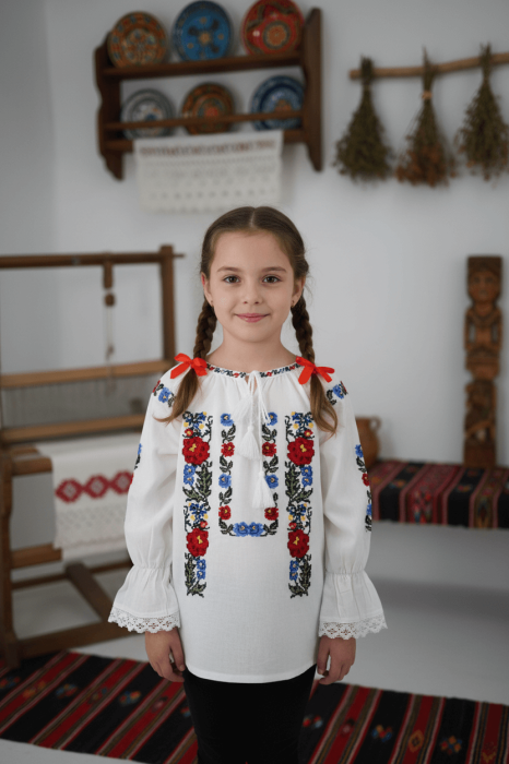 Ie traditionala fetite Cezara 6