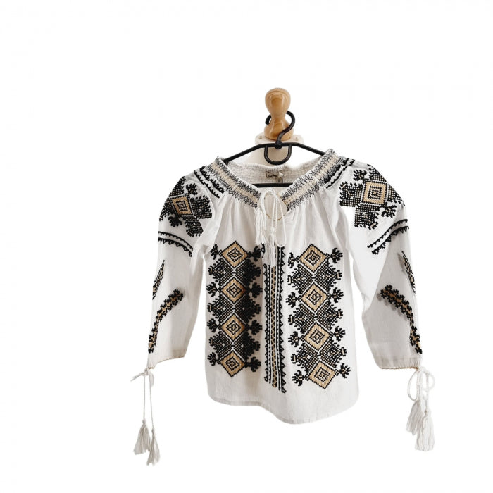 Ie traditionala fetite Toni