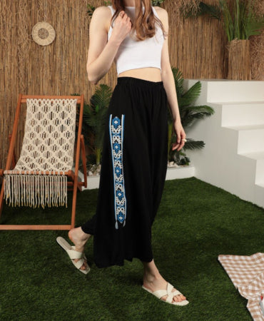 Pantaloni negri cu broderie albastra