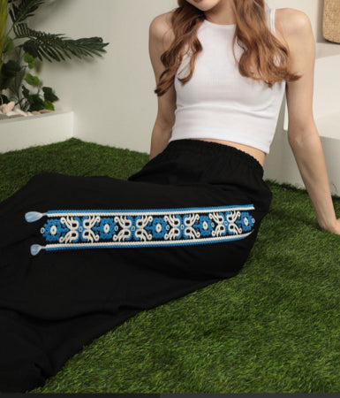 Pantaloni negri cu broderie albastra
