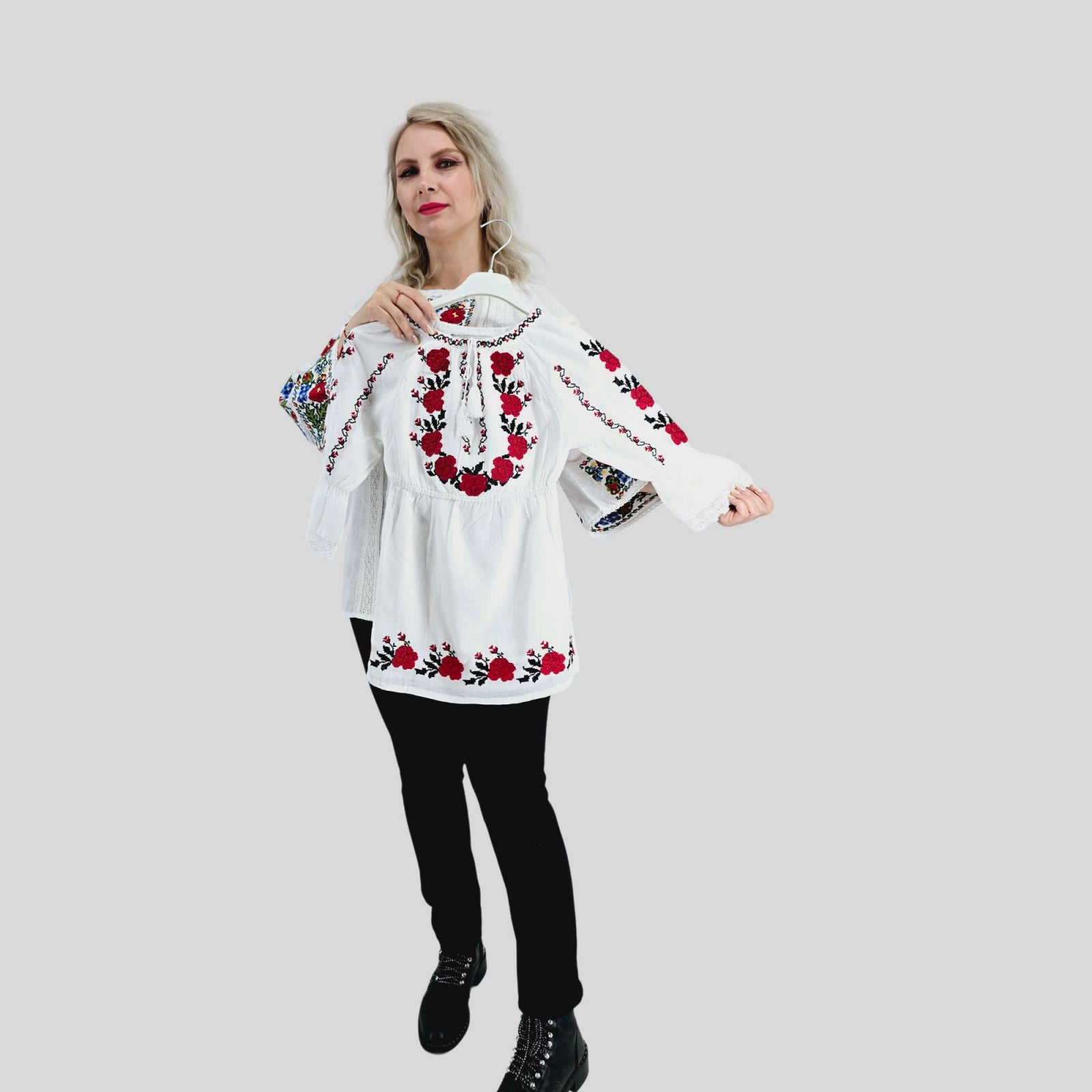 Rochita Traditionala cu broderie Raisa 3