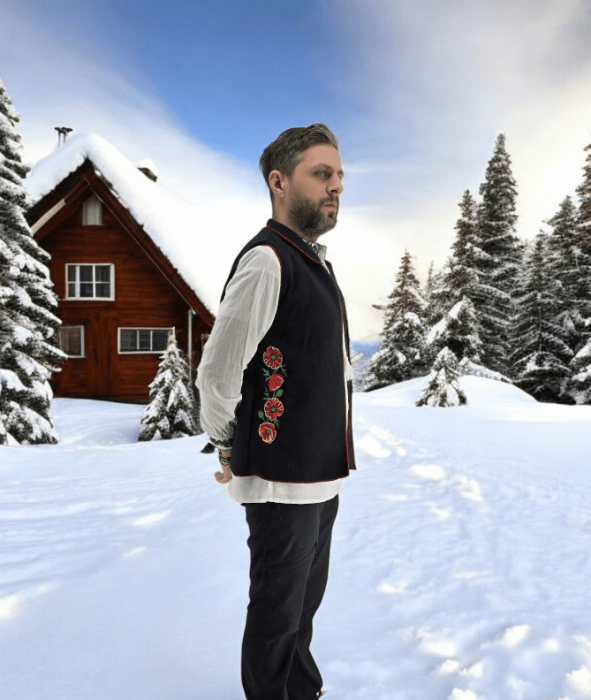 Vestă tradițională din lână cu broderie de maci - Benone